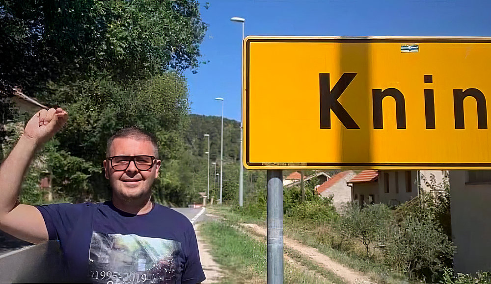 Szerb árnyszínház William Burns tiszteletére, magasan a Jolly Roger 5 Nemanja Berić a valamikor Knini Krajina "fővárosának" határában