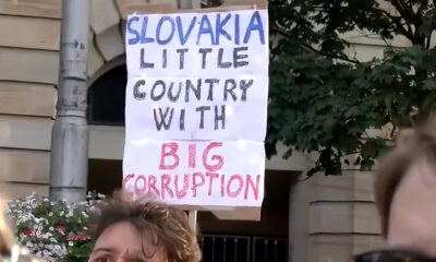 A pozsonyi demonstrációk egyik résztvevője ezzel a transzparenssel tüntetett a Robert Fico által vezette kormány kultúrpolitikája ellen
