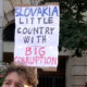 A pozsonyi demonstrációk egyik résztvevője ezzel a transzparenssel tüntetett a Robert Fico által vezette kormány kultúrpolitikája ellen