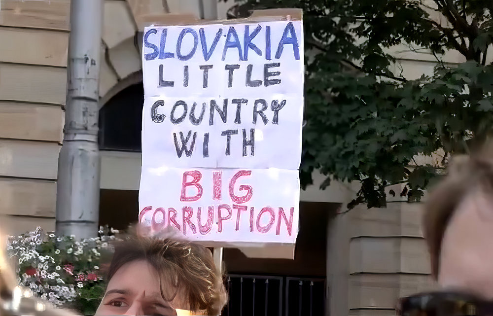 A pozsonyi demonstrációk egyik résztvevője ezzel a transzparenssel tüntetett a Robert Fico által vezette kormány kultúrpolitikája ellen