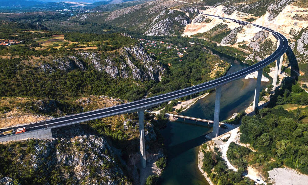 A Neretva fölött átívelő počitelji híd Délkelet-Európa egyik legmagasabb ilyen jellegű építménye, 945 m hosszú és 21,9 m széles (4 sáv), a legmagasabb pillére10 méteres