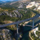 A Neretva fölött átívelő počitelji híd Délkelet-Európa egyik legmagasabb ilyen jellegű építménye, 945 m hosszú és 21,9 m széles (4 sáv), a legmagasabb pillére10 méteres