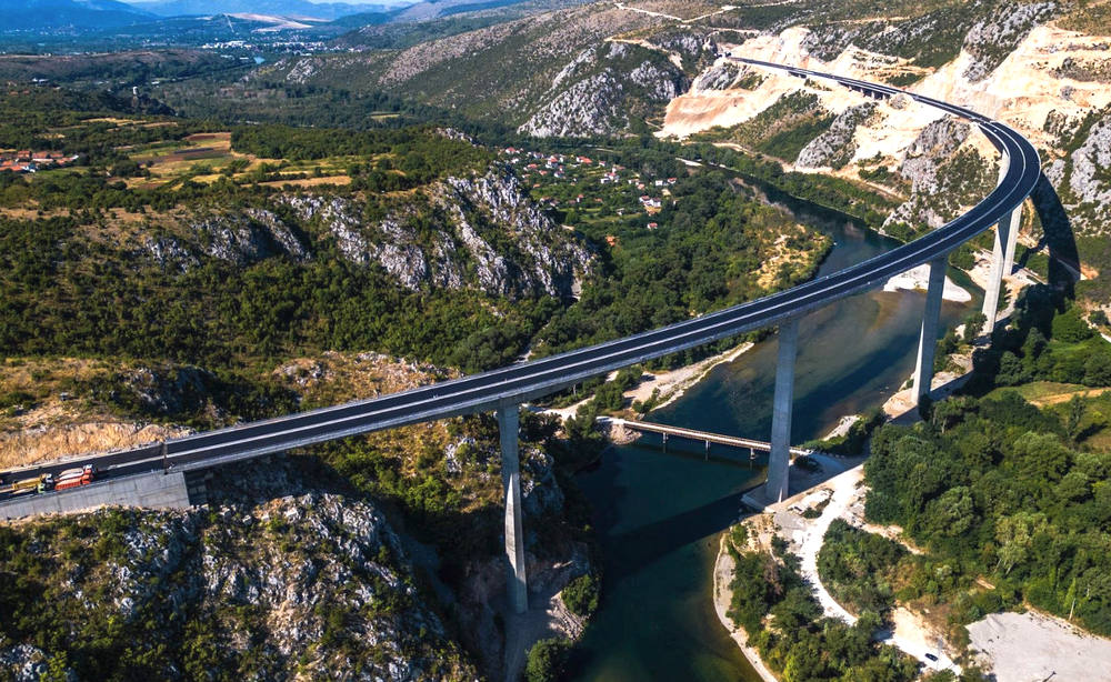 A Neretva fölött átívelő počitelji híd Délkelet-Európa egyik legmagasabb ilyen jellegű építménye, 945 m hosszú és 21,9 m széles (4 sáv), a legmagasabb pillére10 méteres