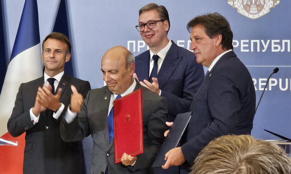 UNOKÁIK IS NYÖGNI FOGJÁK: Bratislav Gašić szerbiai védelmi miniszter és Eric Trappier a Dassault Aviation képviselője megállapodást írt alá 12 teljesen új Rafale beszerzéséről