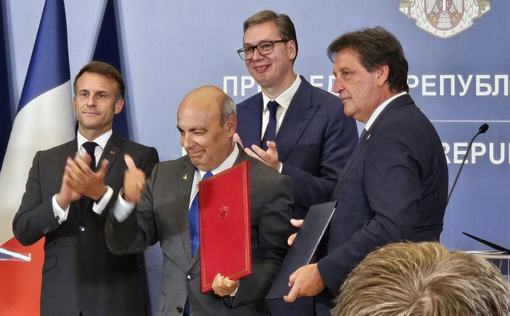 UNOKÁIK IS NYÖGNI FOGJÁK: Bratislav Gašić szerbiai védelmi miniszter és Eric Trappier a Dassault Aviation képviselője megállapodást írt alá 12 teljesen új Rafale beszerzéséről