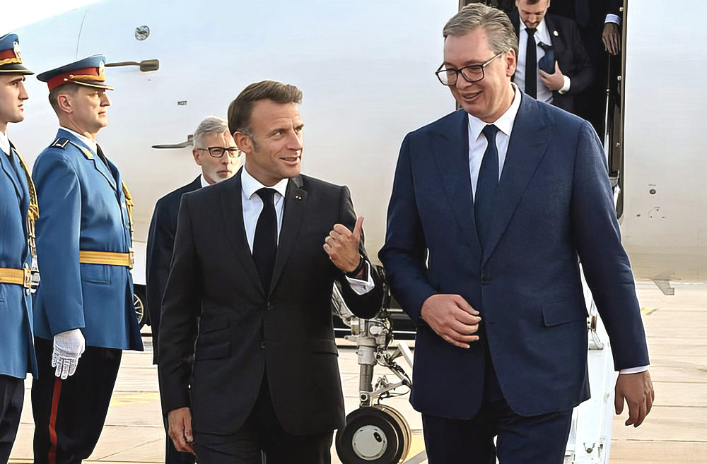 A Le Chou News jelentése szerint a (ravaszdi) Macron azért utazott Belgrádba, hogy eladja minden szerbek elnökének, amit legjobban szeret, a gyilkoló harcigépeket és a büdös sajtot