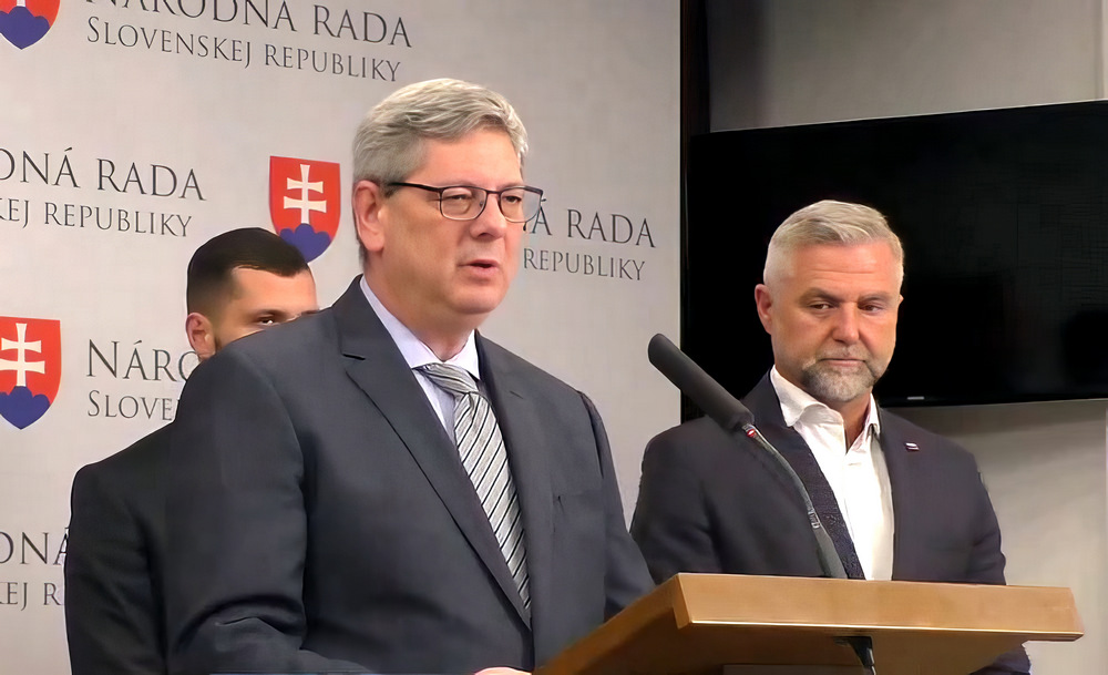 Boris Susko szerint a büntető törvénykönyv most jóváhagyott módosításának célja elsősorban a Szlovák Köztársaság érdekeinek védelme.  Ugyancsak szerinte az alkotmánybíróság semmi kivetnivalót nem talált a módosításokban