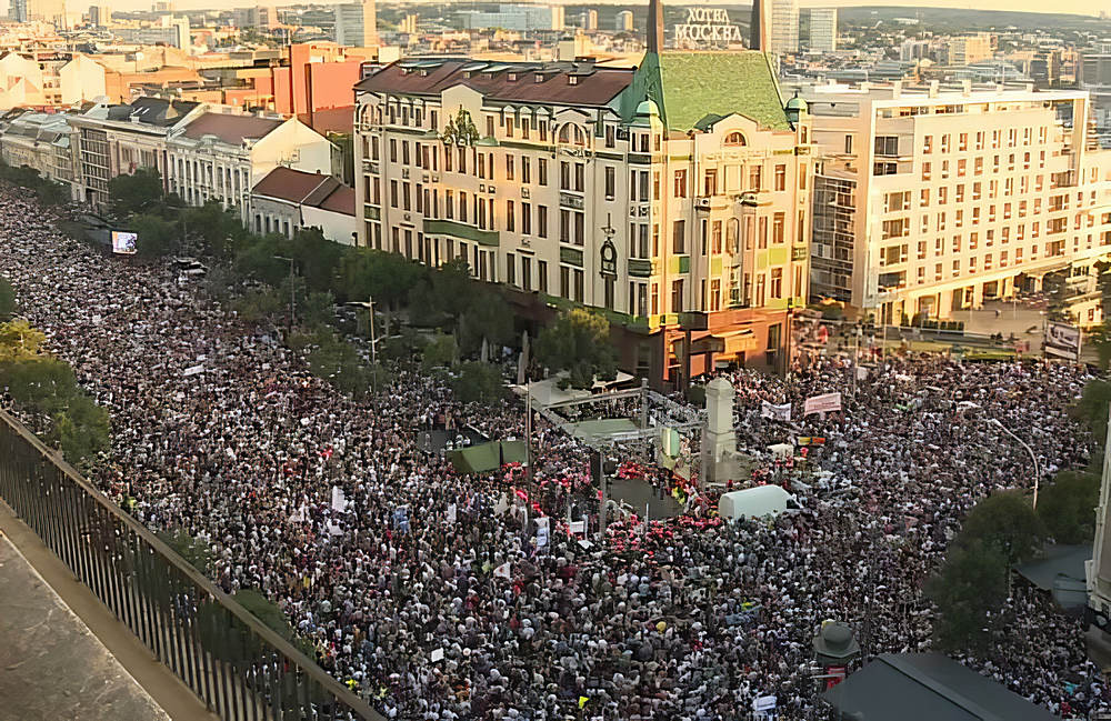 A Terazije a Moszkva Szállóval, és természetesen a tüntetőkkel, akik azt követeli, hogy Szerbiában törvényben tiltsák meg a lítium és a bór bányászatát. Később két pályaudvart vontak blokád alá