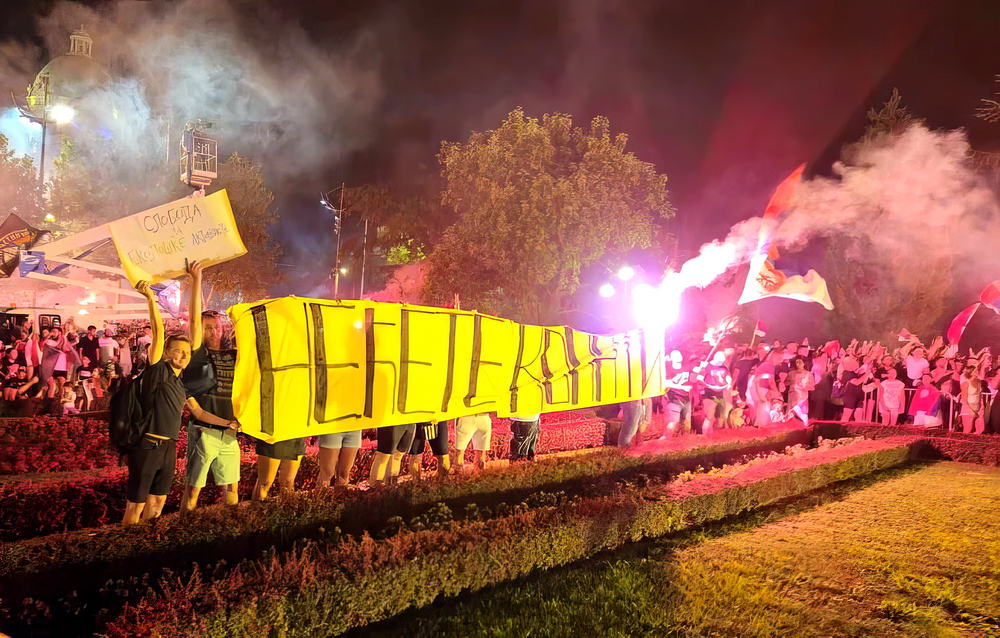 Nem fogtok ásni - az inkriminált transzparens a szerbiai sportolók fogadásán