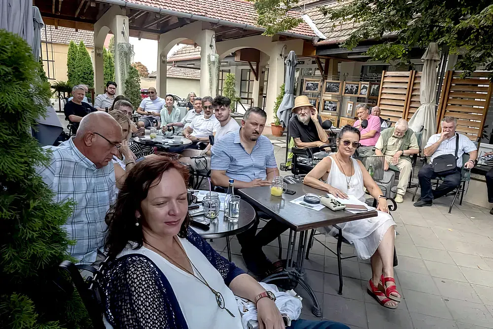 Az ART CAFÉ teraszán a hallgatódzó Bütyökkel (Fotó Dormán László)