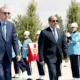 Később levették a szemüveget, hogy egymás szemébe nézzenek. A török elnök katonai díszsorfallal fogadta egyiptomi kollégáját