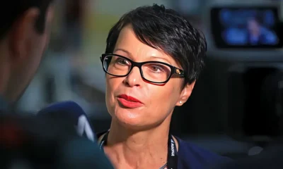 A magyar miniszterelnökhöz közeli Janez Jansa pártjának uniós parlamenti képviselője, Romana Tomc egy sor vádat fogalmazott meg Marta Kos szlovén biztosjelölt ellen, az Euronewsnak adott nyilatkozatában azzal vádolta meg Kost, hogy együttműködött a rosszhírű jugoszláv titkosszolgálattal, az Udbával, Kos tagadta az összes vádat. Azt mondta, hogy soha nem volt az Udba munkatársa