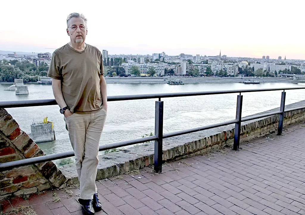 Dühöngő ifjúság: két István a Király (Oh, azok a Jazznapok!) 3 István, az egyik király, háttérben Újvidék, és egy lebombázott híd