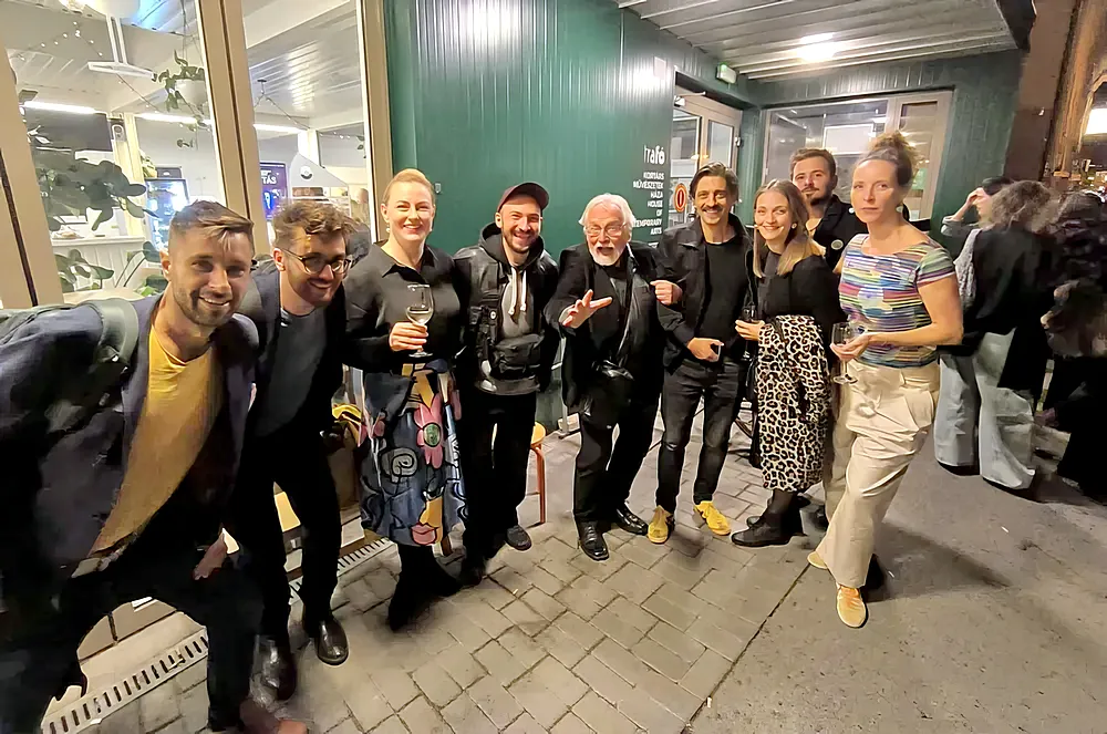 Így hát sokunk, meg még sokkal többünk nevében próbáljuk innen is zengeni szívből, kiabálni teli torokból, hogy: GRATULA, GRATULA, GRATULA! ÉLJEN A TANÁRÚR! ÉLJEN! ÉLJEN! ÉLJEN! VIVÁT!