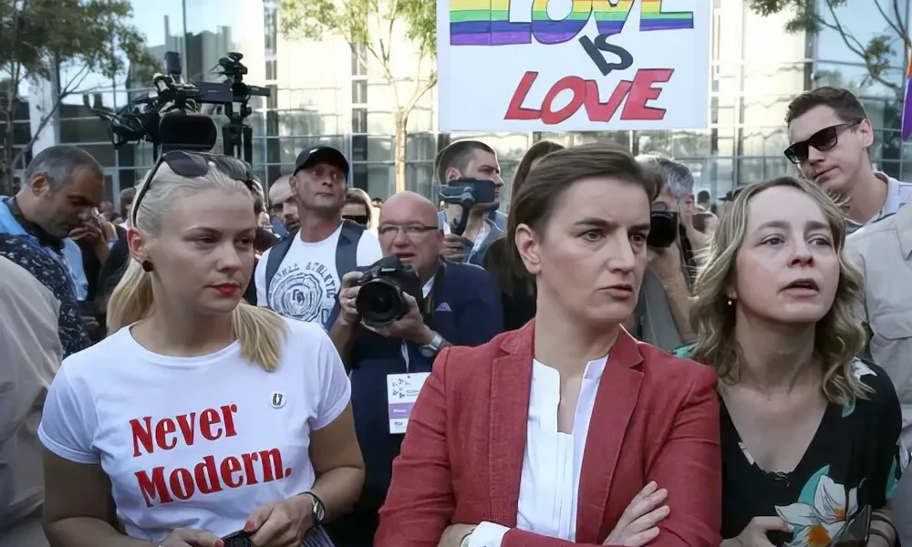 Középen a volt szerb kormányfő, most házelnök, jobbján a párja, akit - ha néha megemlít - akkor azt mondja, hogy "moja Milica", vagyis az én Milicám