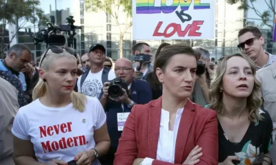 Középen a volt szerb kormányfő, most házelnök, jobbján a párja, akit - ha néha megemlít - akkor azt mondja, hogy "moja Milica", vagyis az én Milicám