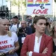 Középen a volt szerb kormányfő, most házelnök, jobbján a párja, akit - ha néha megemlít - akkor azt mondja, hogy "moja Milica", vagyis az én Milicám