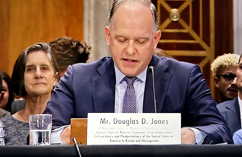 Szijjártó szerint Dodik „regionális stabilitási vezető", akit azonban az USA visszaszorítana 5
Douglas D. Jones karrierdiplomata, aki többek között a NATO-szövetségben, az ENSZ-ben, Montenegróban és Horvátországban szolgált, a közelmúltig pedig Európáért és Eurázsiáért felelős helyettes államtitkár volt.