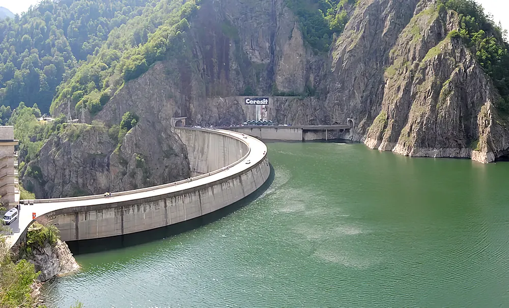 (panorámaképhez<a href="https://en.wikipedia.org/wiki/Vidraru_Dam#/media/File:Panoram%C4%83_Barajul_%C8%99i_Lacul_Vidraru.jpg" rel="noopener" target="_blank"> <u>kattints ide!</u></a>!)