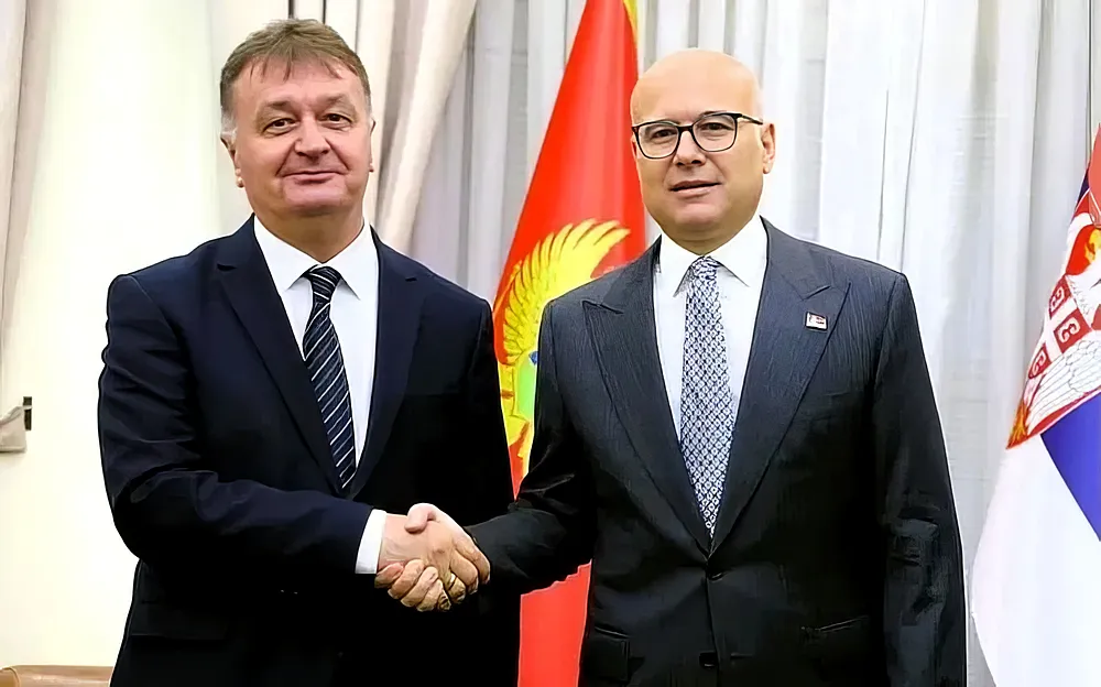 Valóban létezik olyan fotó is, amelyen látható a montenegrói zászló is