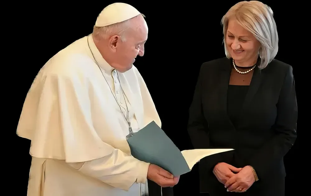 Egy lépés előre, egy jobbra, egy hátra, egy balra – és ott vagyunk, ahonnan indultunk 2 A boszniai horvát származású Borjana Krišto lehet, hogy azért nem állt a kamerák és az újságírók elé, mert a pápához sietett, hogy megköszönje a Međugorje iránti jóságát, vagy esetleg megérdeklődje, hogy Međugorje miért nem lett a balkáni Fatima