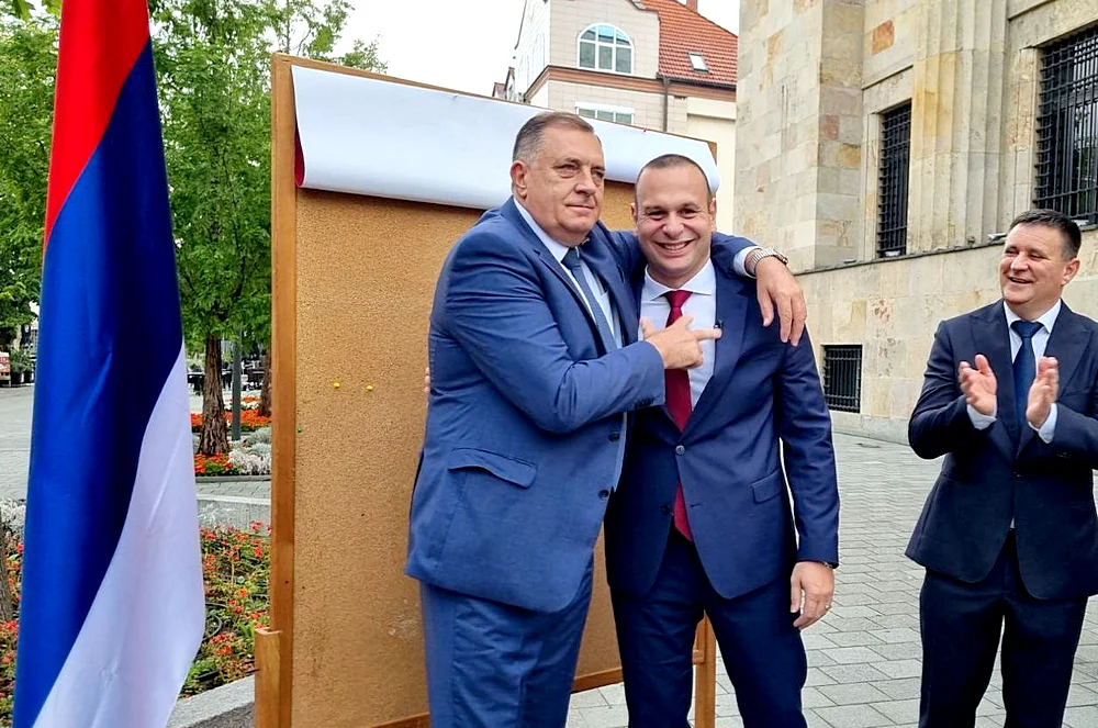 Már ez is médiaeseménynek számít! Az első plakát kiragasztásával a boszniai szerb elnök hivatalosan is megkezdte a választási kampányt