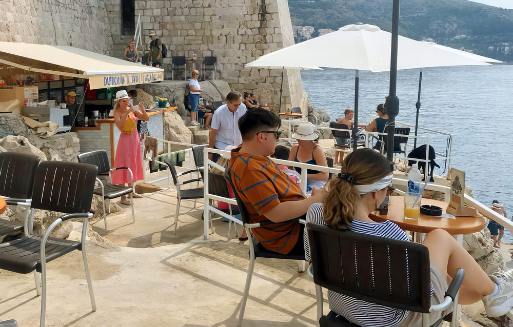 EGY AMERIKAI NAPLÓJ AZ X-EN : Nagyszerű hely egy bárhoz és egy kis sziklaugráshoz az óceánba (@ Mala Buza Plaža, Dubrovnik)