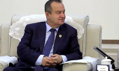 A szerb belügyminisztert csipkés fotelbe ültették Kínában