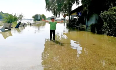 A fiatalember megpróbálja Komáromnál feltartóztatni a folyót