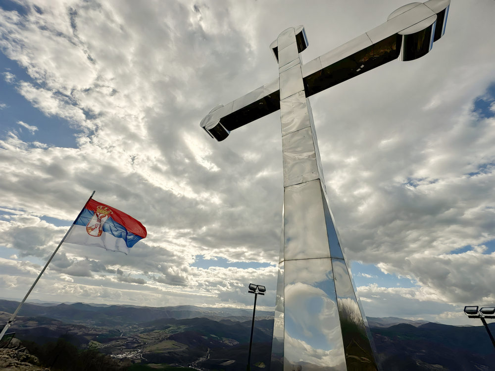 Az ortodox kereszt és a szerb zászló Leposavic felett