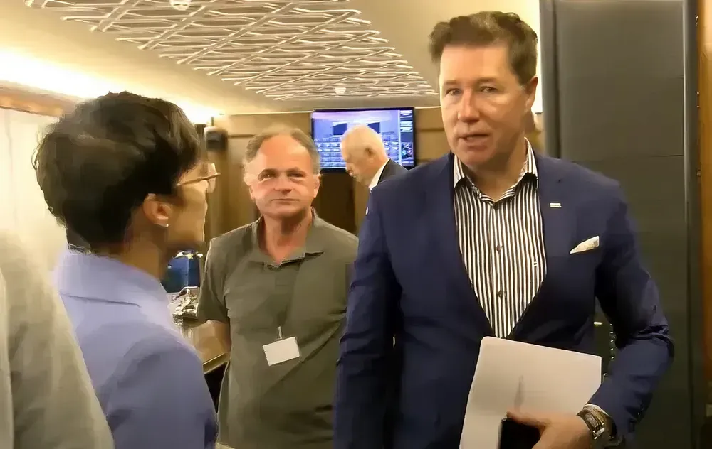 Marta Kos a meghallgatást követően Franc Breznikkel, a Szlovén Demokrata Párt képviselőjével beszélget, ő vezeti a szlovén EU-ügyi bizottságot