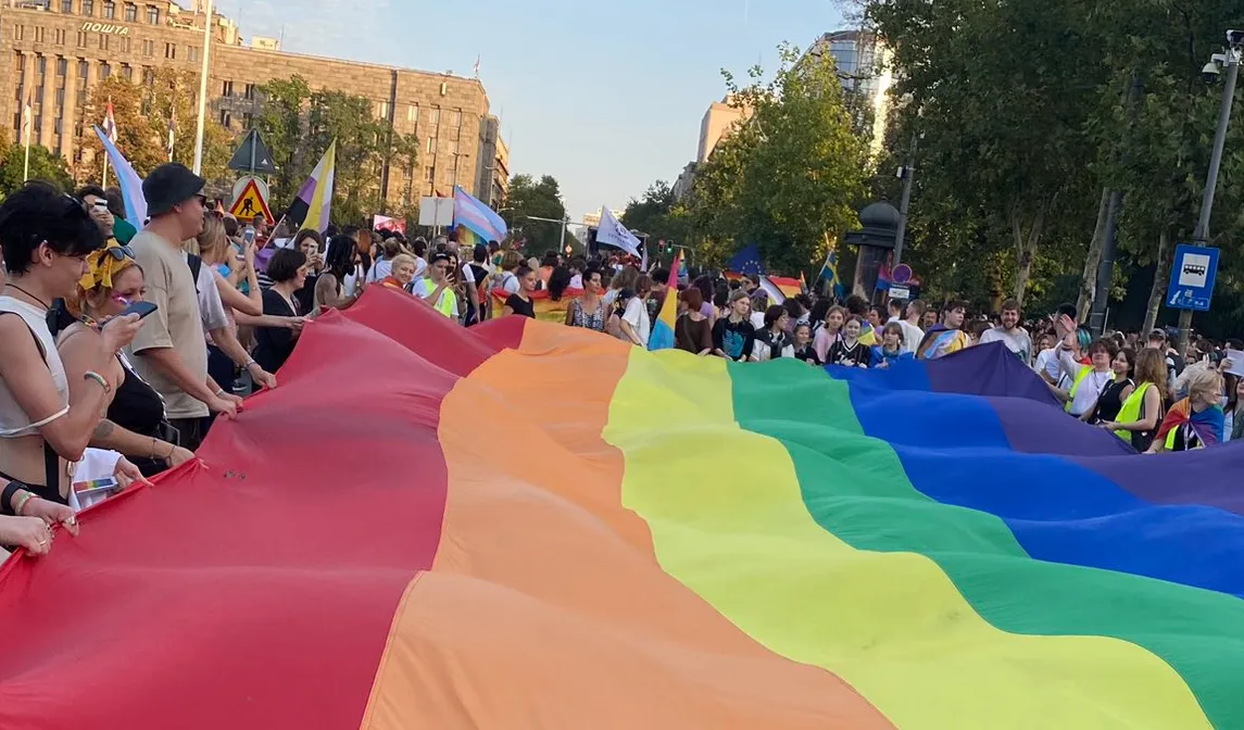 A nyíltan meleg, volt kormányfő nem igen segített az LMBT-közösség tagjain 3 Hatszínű zászlót feszítettek ki a szerbiai parlament előtt, amely balra van, de nem látszik, háttérben a Szerbiai Posta épülete