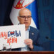 Милош Вучевић szerb miniszterelnök bemutatja a "legjobb árat"