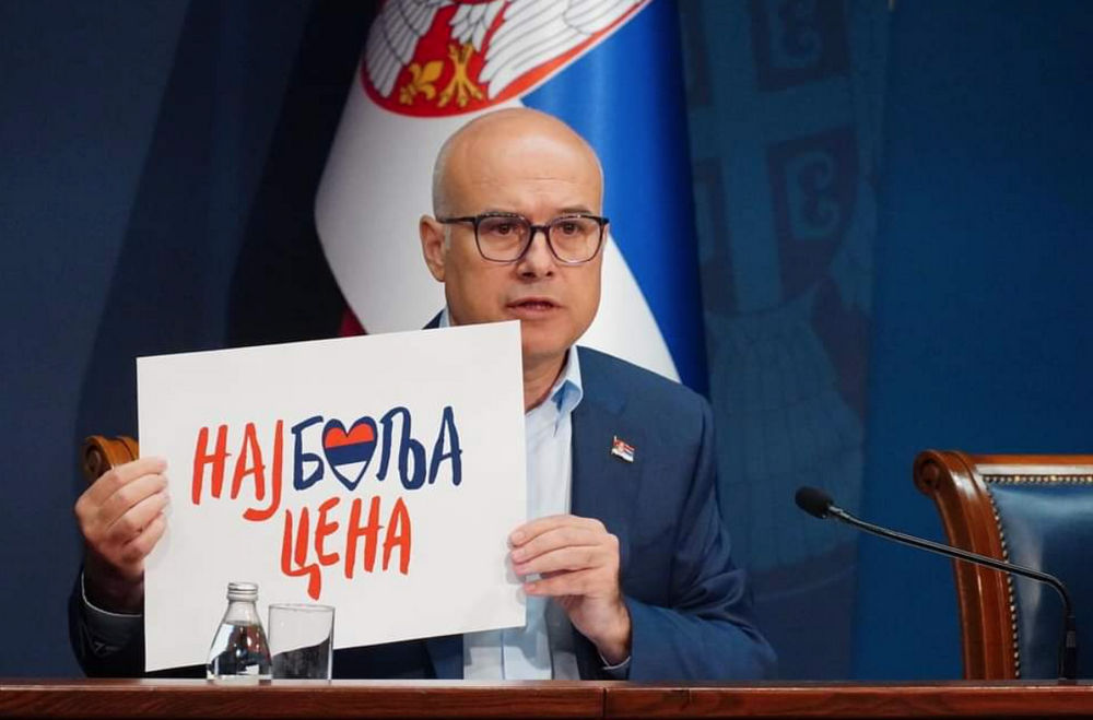 Милош Вучевић szerb miniszterelnök bemutatja a "legjobb árat"