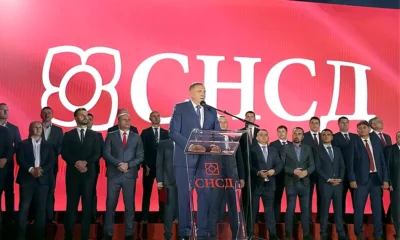 Dodik szabadtéri beszéde a Banja Luka-i "várban", mögötte meg a sötét éjszaka