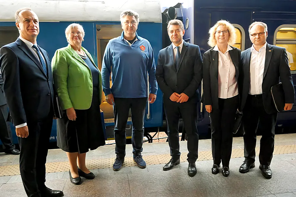 Andrej Plenković kijevi kiruccanásra érkezett, balján Zvonimir Frka-Petešić is, aki a fénykép tanúsága szerint nem nagyon örült a kiruccanásnak, jobbján Anica Djamić, Horvátország ukrajnai nagykövete