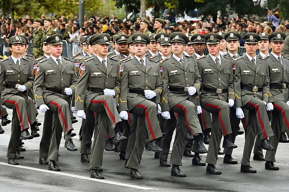 Kijött a lépés, két sötétbőrű szerb katona is  van a menetelők között