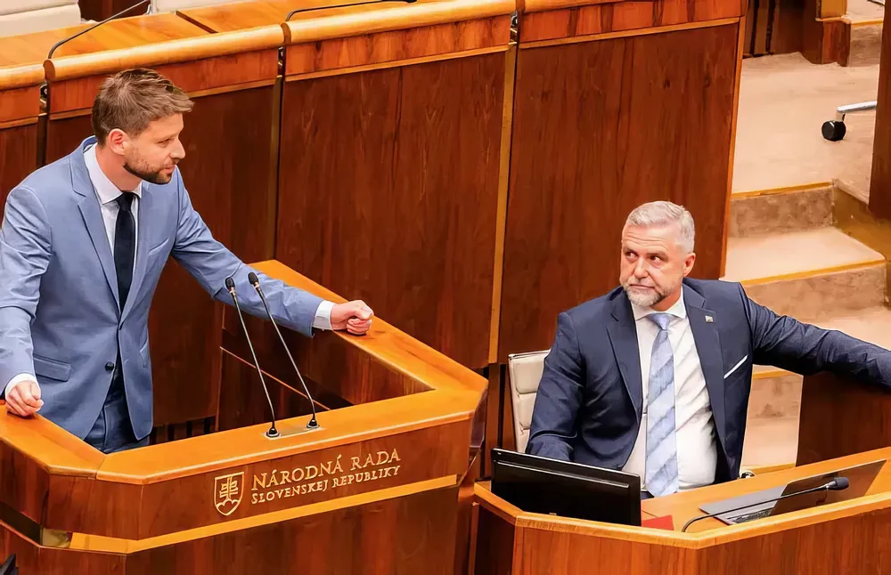 Több száz állami szerződést és támogatást találtunk a koalíciós képviselők és családtagjaik esetében. Ez egy szép lista, több mint 800 sor. Összeomlott a weboldalunk, de már újra elérhető - jelentette be az X platformon Michal Šimečka szlovák ellenzéki vezető
