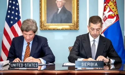 Marko Đurić szerb külügyminiszter (jobbról) és Jose Fernandez amerikai gazdaságfejlesztési és energiaügyi helyettes államtitkár Washingtonban aláírta az amerikai-szerb stratégiai együttműködési megállapodást az energiabeszerzés területén