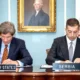 Marko Đurić szerb külügyminiszter (jobbról) és Jose Fernandez amerikai gazdaságfejlesztési és energiaügyi helyettes államtitkár Washingtonban aláírta az amerikai-szerb stratégiai együttműködési megállapodást az energiabeszerzés területén
