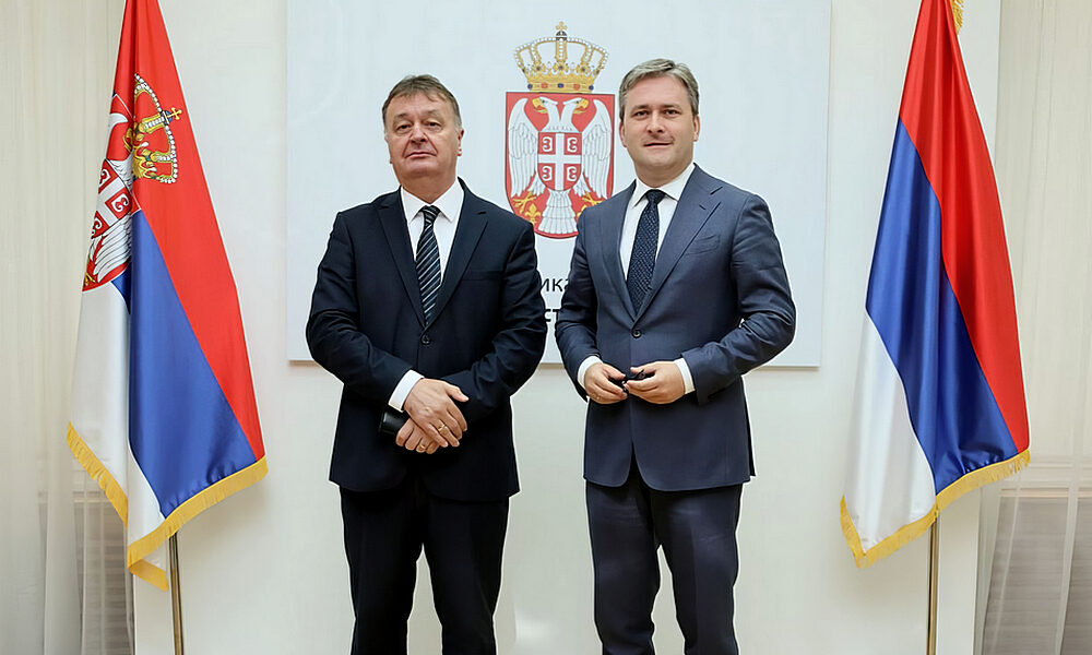 Csak szerb jelképek láthatók Budimir Aleksić montenegrói oktatási, tudományos és vallási miniszterelnök-helyettes és Nikola Selaković szerb kulturális miniszter mögött