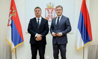 Csak szerb jelképek láthatók Budimir Aleksić montenegrói oktatási, tudományos és vallási miniszterelnök-helyettes és Nikola Selaković szerb kulturális miniszter mögött