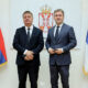 Csak szerb jelképek láthatók Budimir Aleksić montenegrói oktatási, tudományos és vallási miniszterelnök-helyettes és Nikola Selaković szerb kulturális miniszter mögött
