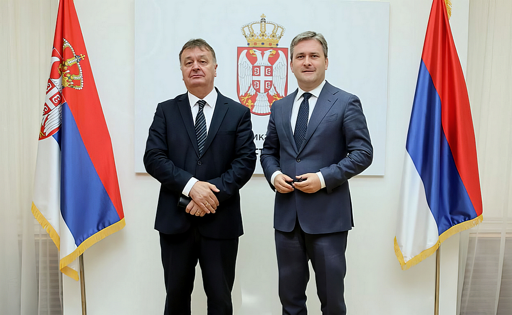 Csak szerb jelképek láthatók Budimir Aleksić montenegrói oktatási, tudományos és vallási miniszterelnök-helyettes és Nikola Selaković szerb kulturális miniszter mögött