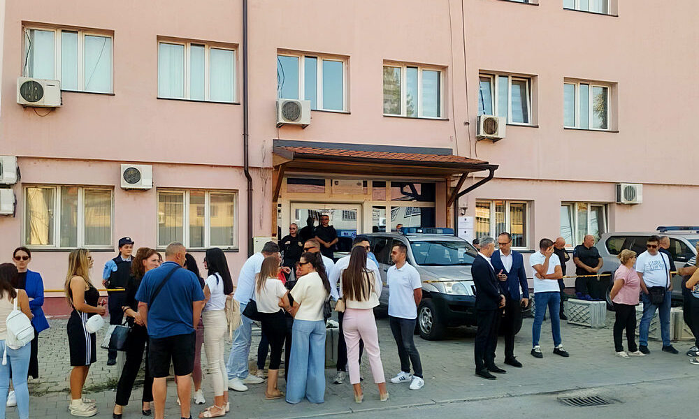 A szerbiai Tanjug hírügynökség jelentése szerint több mint ezer ember maradt munka nélkül a koszovói szerb intézmények zárlatát, és vélhető felszámolását követően