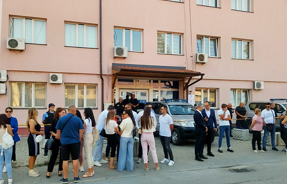 A szerbiai Tanjug hírügynökség jelentése szerint több mint ezer ember maradt munka nélkül a koszovói szerb intézmények zárlatát, és vélhető felszámolását követően