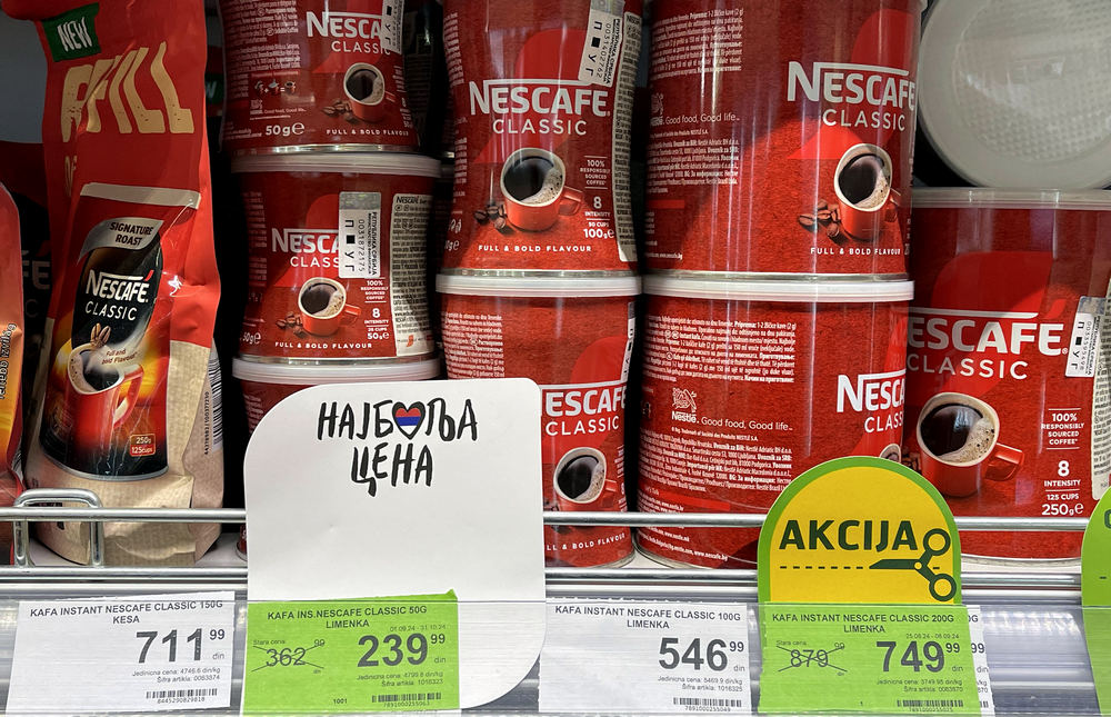 Az 50 grammos Nescafe instant kávé 239 dinár (805 forint) a "legjobb ár" keretében, a 200 grammos változatot az üzlet saját hatáskörben akciózta le 749 dinárra, vagyis 2523 forintra, így jobban  jár, aki az utóbbi veszi, persze, csak ha telik rá