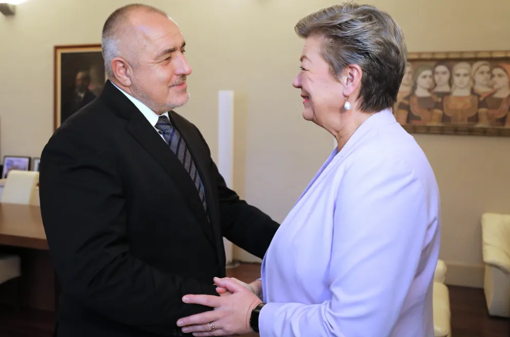 Vágyakozó tekintetek, Bojko Boriszov, a GERB (Polgárok Bulgária Európai Fejlődéséért) párt vezetője és  Ylva Johansson, svéd uniós biztosa látható, aki a belügyekért volt felelős a 2019-2024-es időszakban
