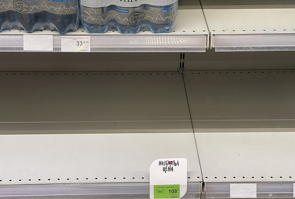A hatliteres szénsavmentes ásványvíz nincs108 dinárért, azaz 364 forintért, van viszont  6-szor egy liter enyhén savas 331 dinárért, vagyis 1115 forintért
