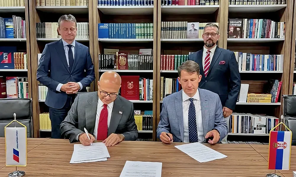 Pásztor Bálint Facebook -bejegyzése szerint "nincs titok", a 2014, 2016, 2020 és 2022 gyakorlatához hasonlóan a Vajdasági Magyar Szövetség honlapján most is közzétette a Szerb Haladó Párttal aláírt koalíciós szerződés teljes szövegét és annak mellékleteit. A képen Pásztor Bálinttal szemben Miloš Vučević szerb miniszterelnök